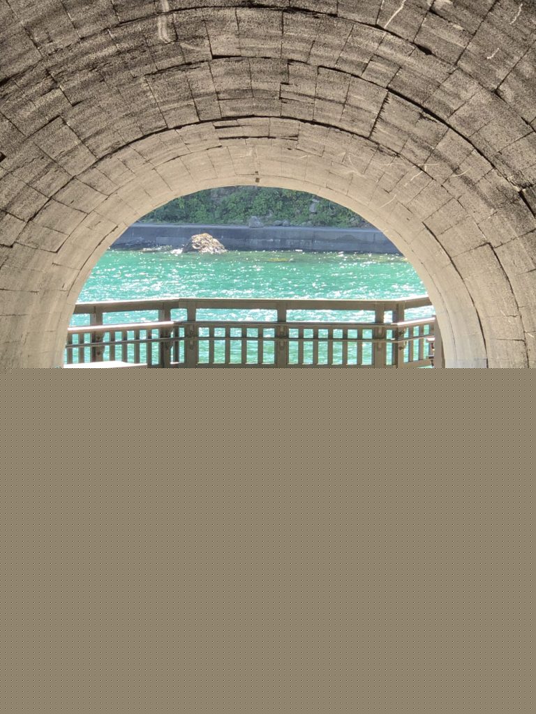 トンネルの向こう