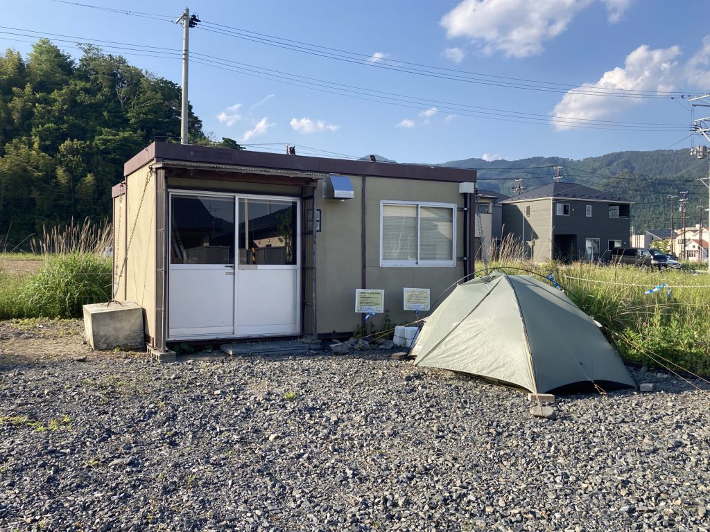 駅前のハイカー野営地