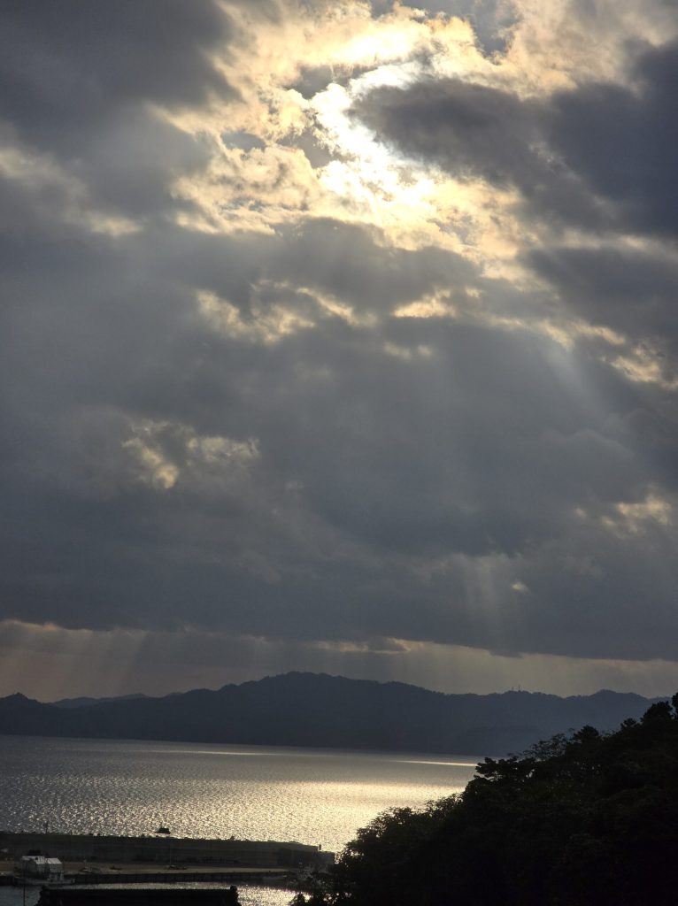 輝く海