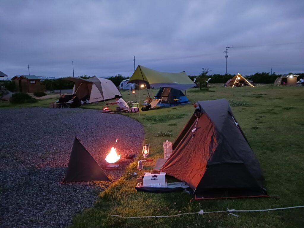 キャンプ場の夕暮れどき